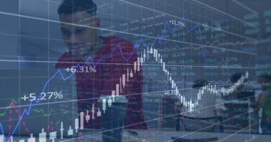 Ofiste çalışan iş adamlarının istatistik ve mali veri işleme görüntüsü. Küresel iş, finans, bilgisayar ve veri işleme kavramı dijital olarak oluşturulmuş görüntü.