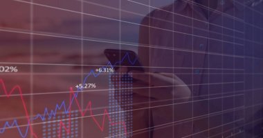 Akıllı telefon kullanan beyaz bir kadının mali veri işleme görüntüsü. Küresel iş, finans ve dijital arayüz kavramı dijital olarak oluşturulmuş görüntü.