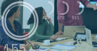 Beyaz adamın ofisinde sunum yaparken orta kısımda veri işleme görüntüsü. İş veri teknolojisi kavramı