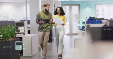 Şebeke ağındaki dijital simgelerin görüntüsü farklı erkek ve kadınların ofiste tartışmalarına karşı. Bilgisayar arayüzü ve iş teknolojisi kavramı