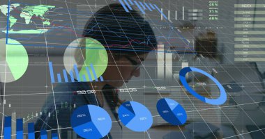 Laboratuvarda çalışan Kafkasyalı araştırmacı üzerinde bilgi arayüzü resmi. Dijital bileşik, çoklu pozlama, rapor, iş, büyüme, ilerleme, tıbbi ve teknoloji kavramı.