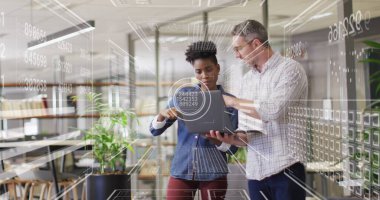 Çeşitli iş adamları üzerinde finansal veri işleme görüntüsü. Küresel iş, finans, hesaplama ve veri işleme kavramı dijital olarak oluşturulmuş görüntü.