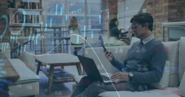 Ofiste akıllı telefonları alan beyaz bir adamın borsada veri işleme görüntüsü. Küresel ekonomi ve iş teknolojisi kavramı