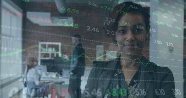 Ofiste gülümseyen Afro-Amerikan iş kadınına karşı borsa veri işleme görüntüsü. Küresel ekonomi ve iş teknolojisi kavramı