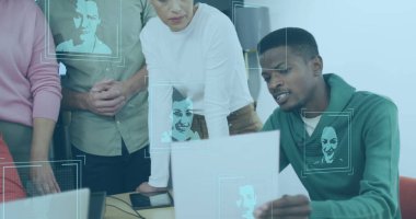 Farklı iş arkadaşlarıyla görüşen Afro-Amerikan bir adamın profil simgeleri. Küresel ağ ve iş teknolojisi kavramı