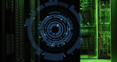 Bilgisayar sunucu odasında dönen tarayıcıların görüntüsü. Bilgisayar arayüzü ve iş veri depolama teknolojisi kavramı