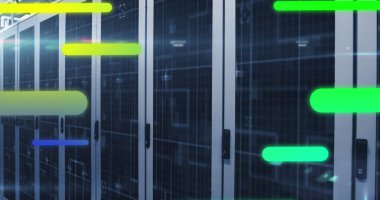 Bilgisayar sunucu odasında renkli ışık izlerinin ve ışık noktalarının görüntüsü. İş veri depolama teknolojisi kavramı