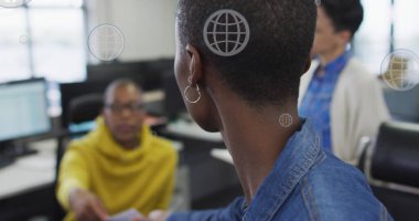 Ofisteki çeşitli iş adamlarının üzerinde hareket eden dünya simgeleri. Küresel bağlantılar, iş, finans, hesaplama ve veri işleme kavramı dijital olarak oluşturuldu.