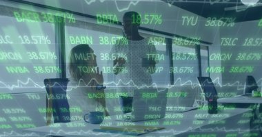 Ofiste tartışan iki farklı kadın meslektaşın borsada veri işleme görüntüsü. Küresel ekonomi ve iş teknolojisi kavramı