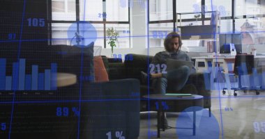 Ofiste dizüstü bilgisayar kullanan beyaz bir adam hakkında istatistiksel veri işleme resmi. Bilgisayar arayüzü ve iş veri teknolojisi kavramı