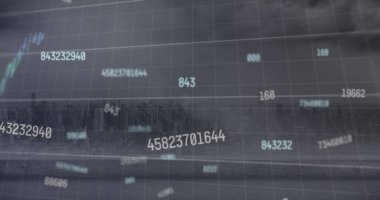 Bulutlu gökyüzüne karşı birden fazla grafik ve şehir manzarası üzerinde rakamları değiştirme görüntüsü. Dijital bileşik, çoklu pozlama, rapor, iş, büyüme, mimari ve gökdelenler kavramı.