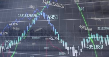 Bulutlu gökyüzüne karşı birden fazla grafik ve şehir manzarası üzerinde rakamları değiştirme görüntüsü. Dijital bileşik, çoklu pozlama, rapor, iş, büyüme, mimari ve gökdelenler kavramı.