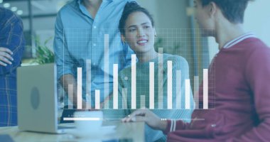 Grafik ve çubukları çeşitli iş arkadaşlarının ofiste raporları tartışması üzerine yükleme resmi. Dijital bileşik, çoklu pozlama, iş, ilerleme, takım çalışması, soyut ve teknoloji kavramı.