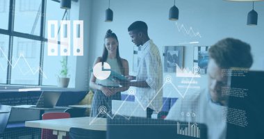 Grafikler, harita, dizüstü bilgisayardaki bulut farklı iş arkadaşlarının ofiste raporları tartışması. Dijital bileşik, çoklu pozlama, iş, küresel, bulut hesaplama, takım çalışması ve teknoloji kavramı.