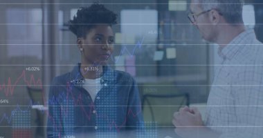 Çeşitli iş arkadaşlarının ofiste raporları tartışırken birden fazla grafiğin görüntüsü. Dijital bileşik, çoklu pozlama, iş, takım çalışması, planlama ve teknoloji kavramı.