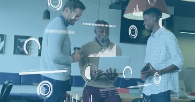 Çoklu grafikler, çizgiler ve daireler, çeşitli iş arkadaşları ofiste fikir paylaşımı. Dijital bileşik, çoklu pozlama, rapor, iş, ilerleme, takım çalışması ve teknoloji kavramı.