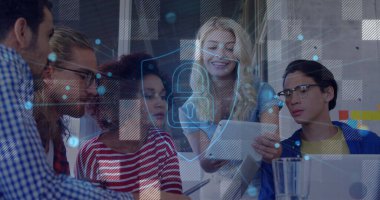 Değişik iş arkadaşlarının ofiste raporları tartışması üzerine asma kilidin etrafındaki noktaların resmi. Dijital bileşik, çoklu pozlama, koruma, takım çalışması, iş ve teknoloji kavramı.