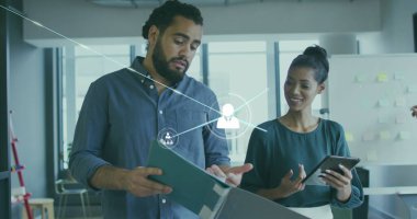 Ofisteki farklı iş adamlarının ikonlarıyla olan bağlantı ağının resmi. Küresel iş, finans, hesaplama ve veri işleme kavramı dijital olarak oluşturulmuş görüntü.