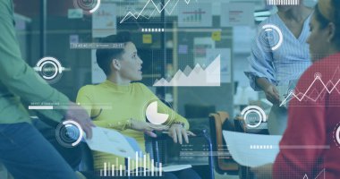 Çoklu grafikler, barlar, daireler, ofis raporlarını tartışan çeşitli iş arkadaşları. Dijital bileşik, çoklu pozlama, iş, planlama, ilerleme, takım çalışması ve ilerleme kavramı.