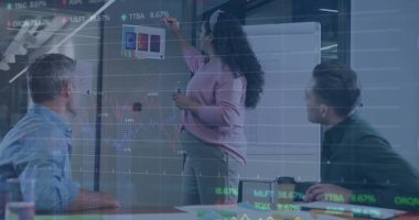 Ofisteki çeşitli iş arkadaşlarının planlama stratejilerinin grafikleri ve alım satım tahtaları. Dijital bileşik, çoklu pozlama, rapor, iş, tartışma, borsa ve teknoloji kavramı.