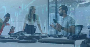 Muhtelif iş arkadaşlarının ofiste fikir paylaştıkları birden fazla grafik ve ticaret kurulunun resmi. Dijital bileşik, çoklu pozlama, rapor, iş dünyası, borsa, ilerleme ve takım çalışması kavramı.