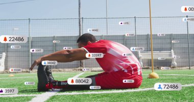Çift ırklı futbolcunun yerde esneme hareketleri üzerine çoklu uyarı çubuğu resmi. Dijital bileşim, çoklu pozlama, iş dünyası, sosyal medya, spor ve rekabet kavramı.