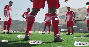 Çeşitli futbolcuların sahada tatbikat yaparken birden fazla uyarı çubuğu görüntüsü. Dijital bileşim, çoklu pozlama, iş dünyası, sosyal medya, spor ve rekabet kavramı.
