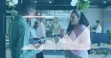 Grafiklerin ve bar yüklemelerinin resmi, çeşitli iş arkadaşlarının ofiste içki içerken tartışmaları. Dijital bileşik, çoklu pozlama, rapor, iş, ilerleme, soyut ve içki kavramı.