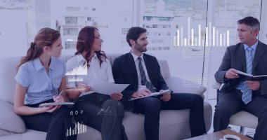 Ofiste birlikte tartışan çeşitli iş adamlarına karşı veri işleme görüntüsü. Bilgisayar arayüzü ve iş veri teknolojisi kavramı