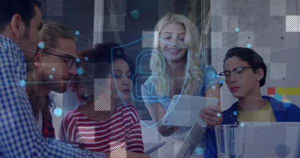 Değişik iş arkadaşlarının ofiste raporları tartışması üzerine asma kilidin etrafındaki noktaların resmi. Dijital bileşik, çoklu pozlama, koruma, takım çalışması, iş ve teknoloji kavramı.