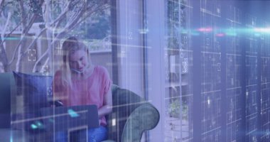 Bilgisayarı kullanarak yüz maskesi takan beyaz bir kadının veri işleme görüntüsü. Virüs konsepti sırasında dijital olarak oluşturulan iş, bağlantılar ve dijital arayüz.