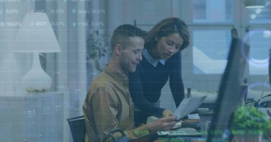 İstatistiksel görüntü, borsa veri işleme ofisteki çeşitli erkek kadın görüşmeleri. Bilgisayar arayüzü ve iş veri teknolojisi kavramı