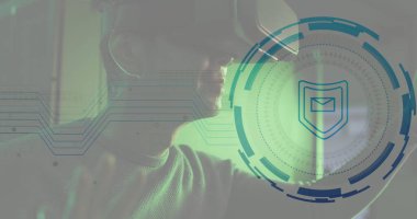 Kalkandaki zarf görüntüsü ve daireler yükleme, çift ırklı adam VR kulaklık kullanıyor. Dijital bileşik, çoklu pozlama, mesaj, koruma, iş, ilerleme, gelecek ve teknoloji kavramı.