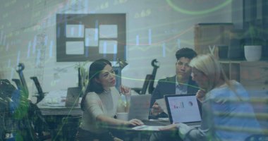 Ofiste tartışan bir grup meslektaşın üzerinde borsa veri işleme görüntüsü. Küresel ekonomi ve iş teknolojisi kavramı