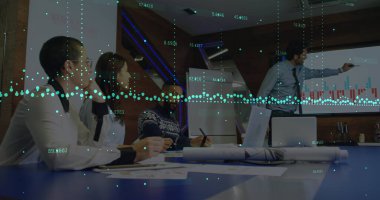 Değişen numaralara sahip grafiklerin resmi, çeşitli yönetici ofiste raporları açıklıyor. Dijital bileşik, çoklu pozlama, iş, planlama, büyüme, takım çalışması ve teknoloji kavramı.