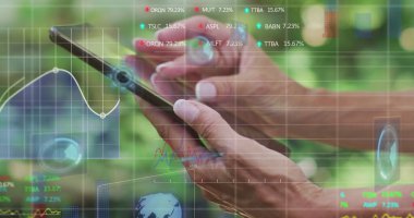 Akıllı telefon kullanan beyaz bir kadının veri işleme görüntüsü. Okula ve eğitim konseptine dönüş.