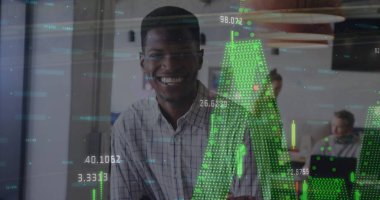 Arıza tekniği görüntüsü, rakamlı grafikler, ofisteki gülümseyen Afrikalı Amerikalı adam. Dijital bileşik, çoklu pozlama, rapor, iş, büyüme, rakamlar ve bozulma kavramı.