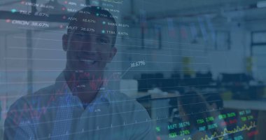 Ofiste gülümseyen beyaz adamın portresi üzerinde borsa veri işleme görüntüsü. Küresel finans ve iş teknolojisi kavramı