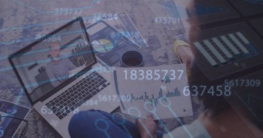 Rakamların ve grafiklerin resmi, görüntü çağrısı üzerine raporları tartışan çeşitli iş arkadaşlarının genel görünümü. Dijital bileşik, çoklu pozlama, iş, takım çalışması, büyüme ve teknoloji kavramı.