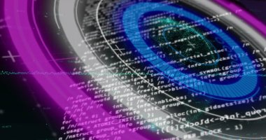 Siyah arkaplana karşı veri işleme üzerinde dönen neon yuvarlak tarayıcı görüntüsü. Bilgisayar arayüzü ve iş veri teknolojisi kavramı