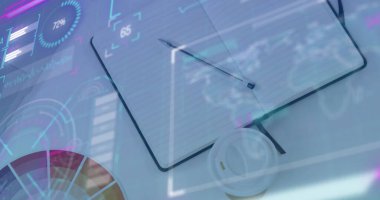 Harita resmi, grafikler, kahve fincanının üzerine ikonlar ve ofis malzemeleri yükleme. Dijital bileşik, çoklu pozlama, küresel iş, rapor, ilerleme, içki, dizüstü bilgisayar, günlük, gözlük, bitki.