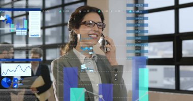 İş adamları üzerinden finansal veri işleme görüntüsü. İş teknolojisi ve takım çalışması kavramı.