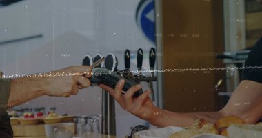 Terminal üzerinden ödeme yapan beyaz bir adamın istatistiksel veri işleme görüntüsü. Dijital olarak oluşturulan küresel iletişim ve veri güvenliği kavramı.