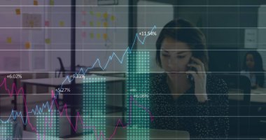 Ofiste konuşan beyaz bir kadının istatistiksel veri işleme görüntüsü. Bilgisayar arayüzü ve iş veri teknolojisi kavramı