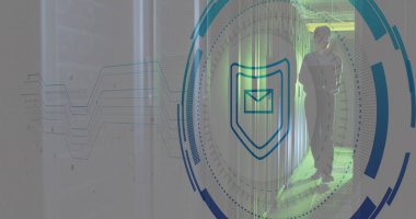 Kalkan, zarf, daireler, sunucu odasında yürüyen ve dizüstü bilgisayar kullanan Asyalı erkek mühendis. Dijital bileşik, çoklu pozlama, mesaj, koruma, veri merkezi, ağ ve teknoloji.