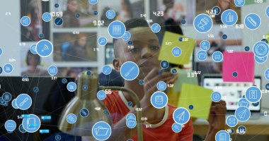 Afro-Amerikan iş kadınının not tutması üzerine veri işleme görüntüsü. Küresel iş ve dijital arayüz kavramı dijital olarak oluşturulmuş görüntü.