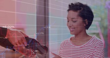 Dükkânda ödeme yapan melez bir kadının veri işleme görüntüsü. Küresel iş ve dijital arayüz kavramı dijital olarak oluşturulmuş görüntü.