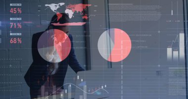 Kafkas iş kadınının ofisteki akıllı telefonuyla konuştuğu veri işleme görüntüsü. Bilgisayar arayüzü ve iş veri teknolojisi kavramı