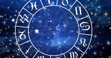 Yıldızlı gece gökyüzünde tekerlek resmi. Yıldız falı, burç, yıldız işaretleri ve astroloji konsepti dijital olarak oluşturulmuş görüntü.