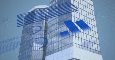 Gökyüzüne karşı modern binaların üzerinde mavi renkli bilgi arayüzü. Dijital olarak üretilen hologram, illüstrasyon, rapor, iş dünyası, büyüme, ilerleme, küresel ve mimari kavram.